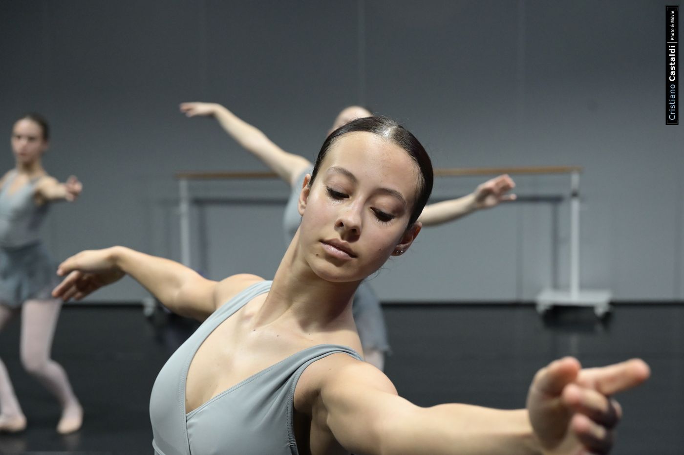 Studentessa durante una lezione di tecnica classica nella sala del DAF