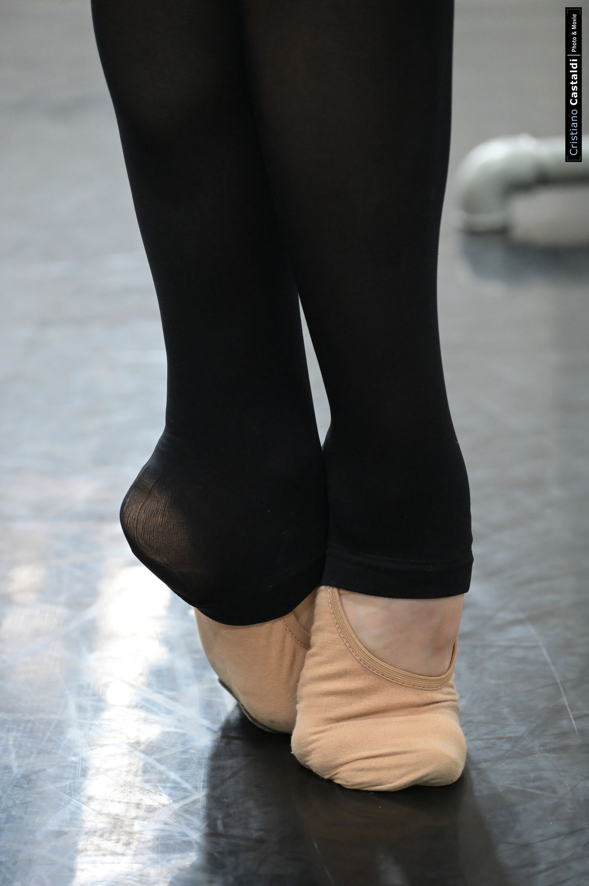 Punte in scena durante una prova nella sala danza