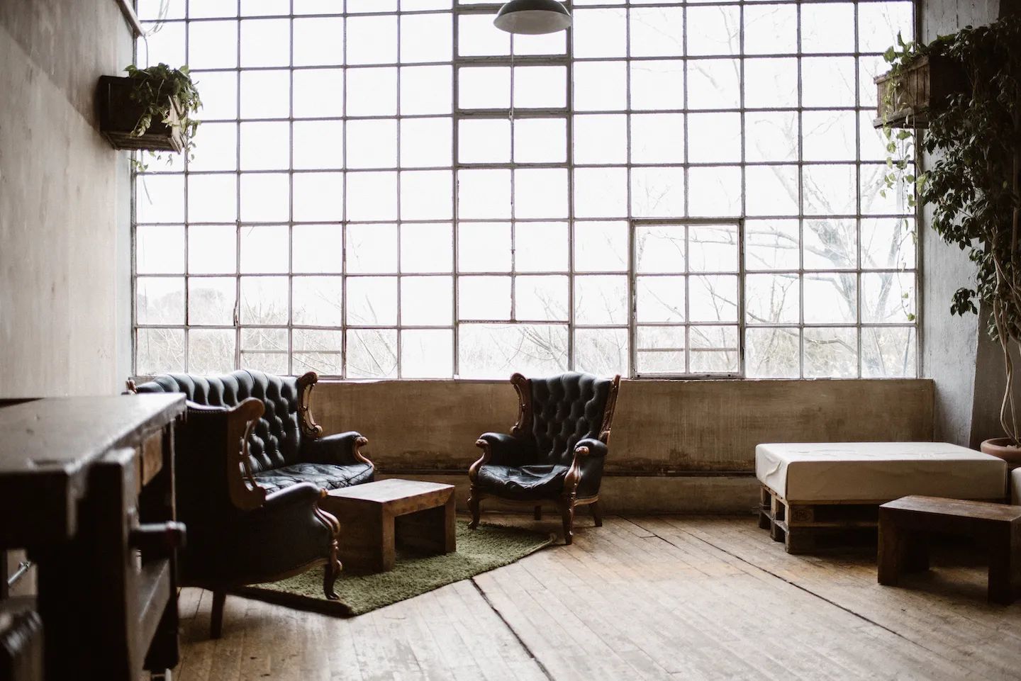 L'interno della sede: grande vetrata industriale e salotto dello student lounge