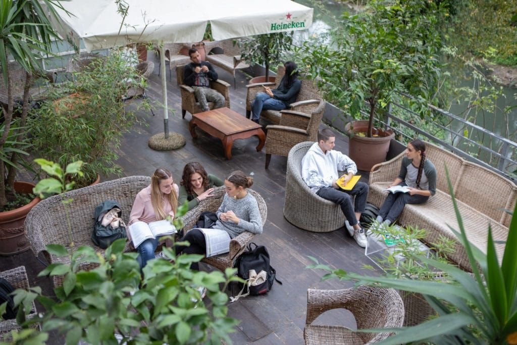 Studenti studiano sui divani del terrazzo del campus DAF
